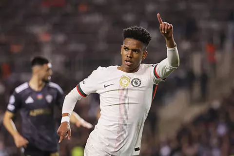 إستيفاو يواجه فريق أحلامه.. قصة اللاعب الذي خطفه تشيلسي من برشلونة